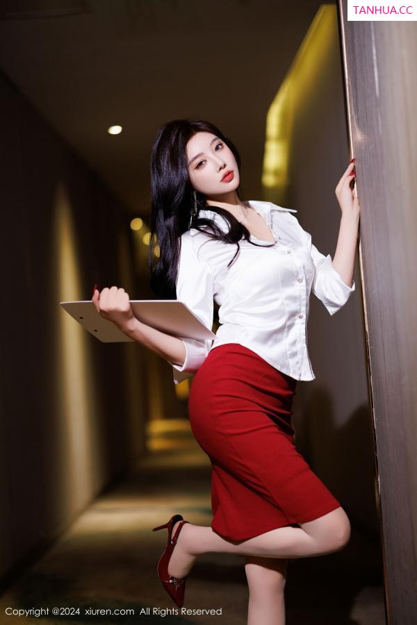 杨晨晨 sugar小甜心CC [XiuRen]高清写真图 2024.12.06 No.9565 杨晨晨Yome OL美腿第7张图片